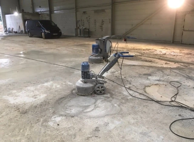 Préparation de surface avant application de revêtement – Entreprise spécialisée en ponçage de sols et rabotage de béton pour un rendu lisse et homogène.