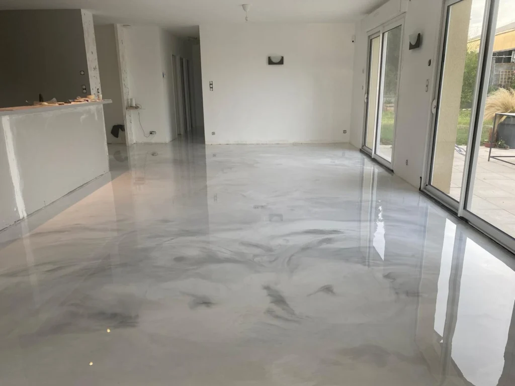 Sol en résine décorative effet marbré - revêtement esthétique et moderne pour intérieur