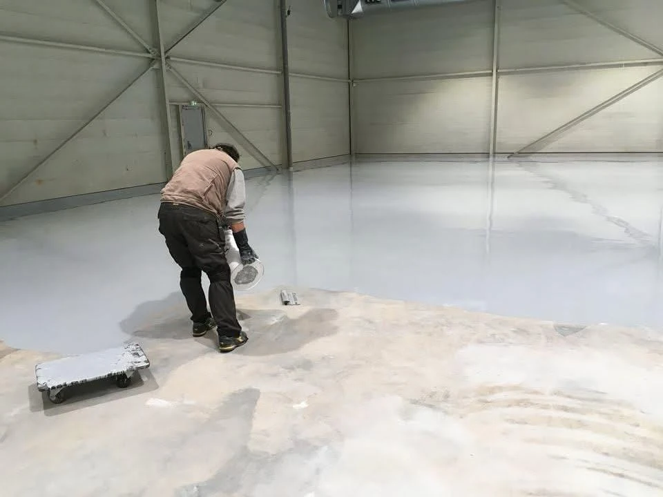 Application de résine époxy sol dans un entrepôt - peinture époxy résistante