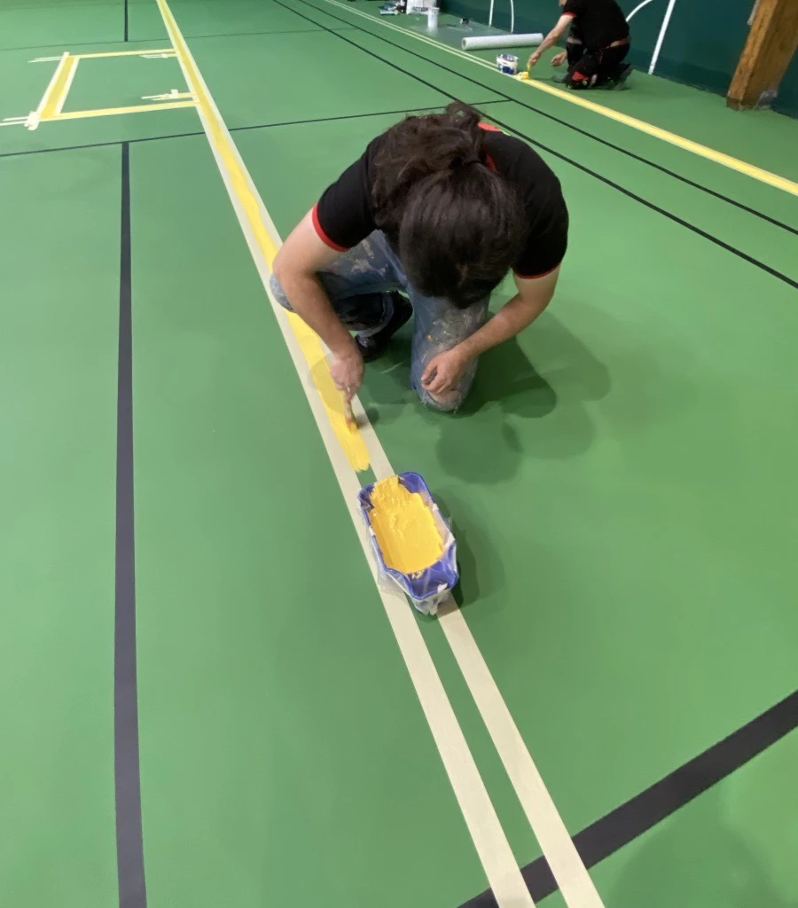 Application de résine pour sol sportif - marquage des lignes sur terrain en résine. 