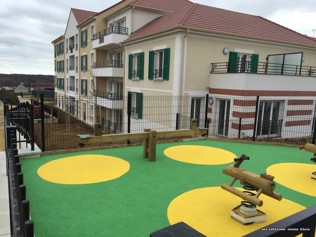 Sol extérieur en résine à Blois, aménagement sécurisé et esthétique avec sol amortissant EPDM coloré, réalisé par ADN-SOL.