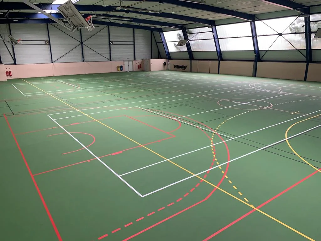 Marquage au sol gymnase multisports avec tracés de basket et handball