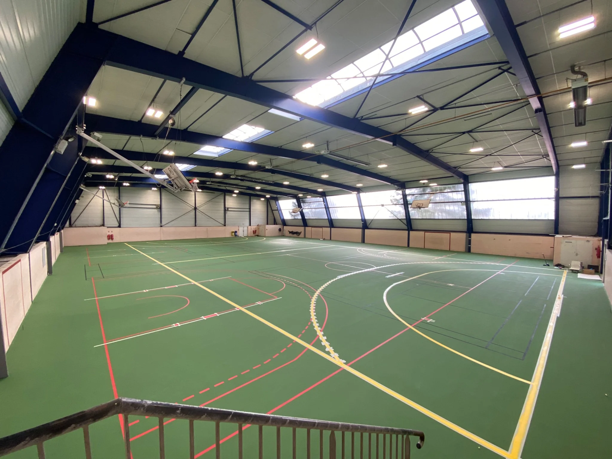 Traçage de lignes sportives dans un gymnase – marquage sol multisports